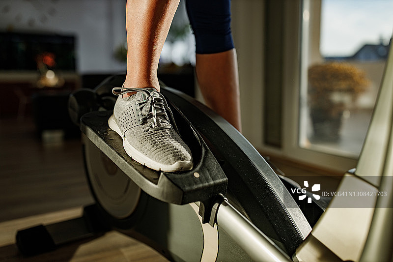 健身房里在动感单车上的女性腿部图片素材