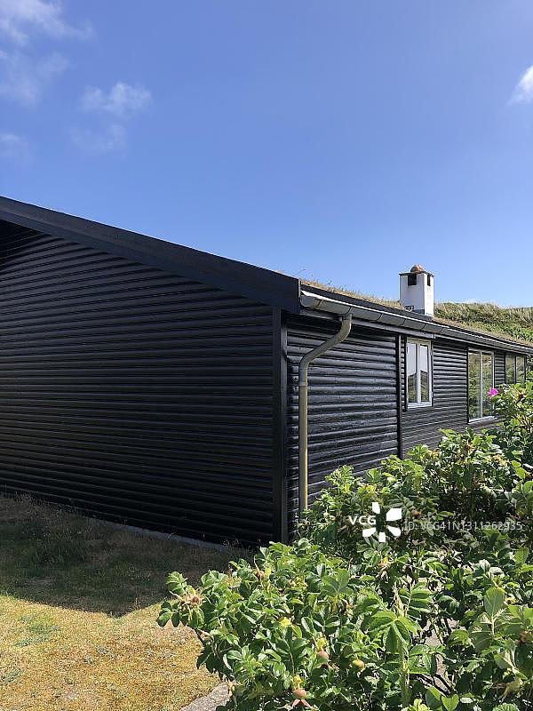 位于沙丘中的夏季房屋，法诺岛，日德兰半岛，丹麦图片素材