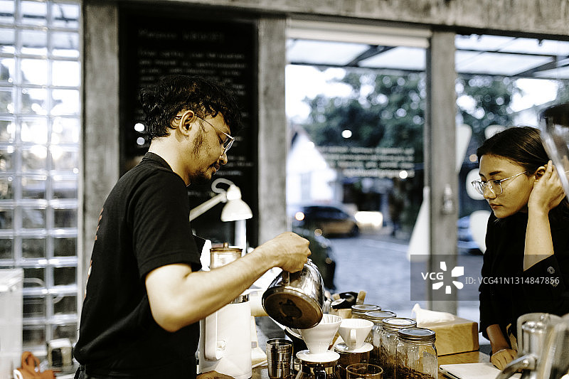 女人在咖啡店点单图片素材