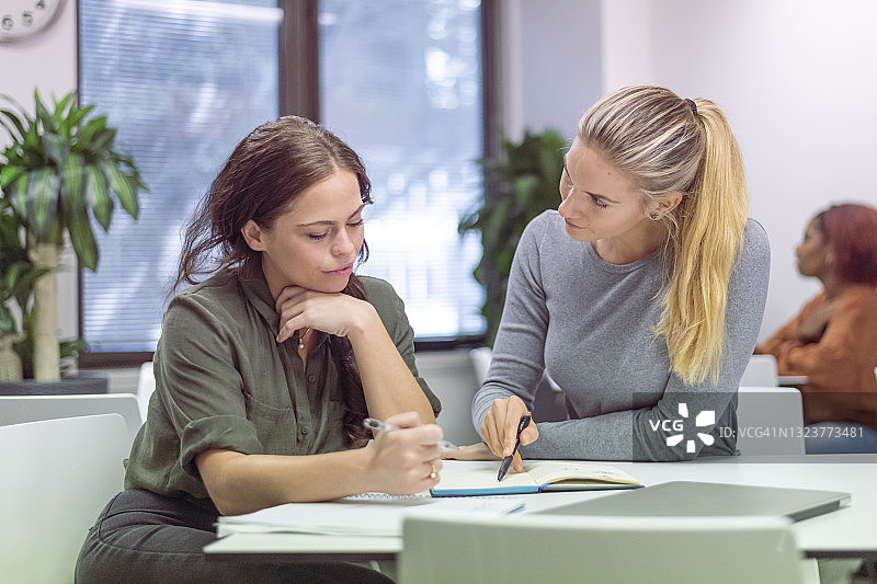 女大学生在自习室一起学习图片素材