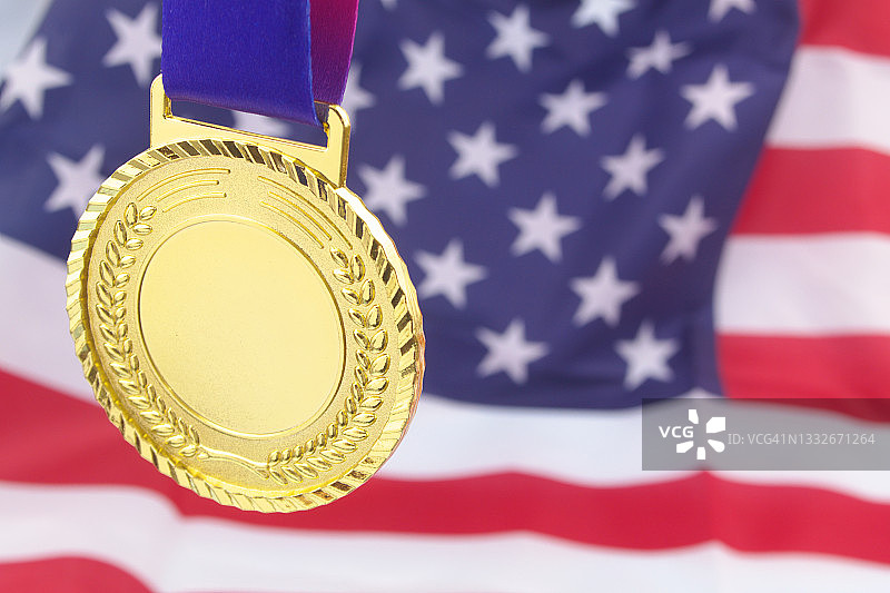 美国国旗背景上的金牌图片素材