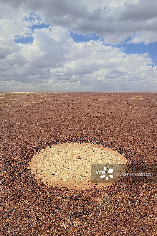 乱石平原上的人造图案与白色云朵图片素材