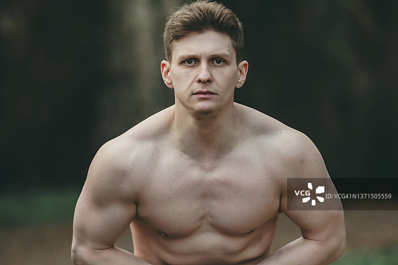 在健身房里拥有健壮身材的年轻白人男子肖像图片素材