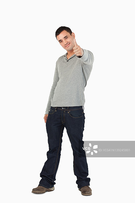 竖起大拇指的年轻男子图片素材