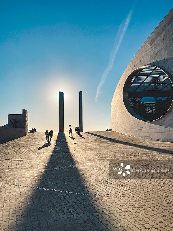 在尚帕利莫基金会前行走的行人图片素材