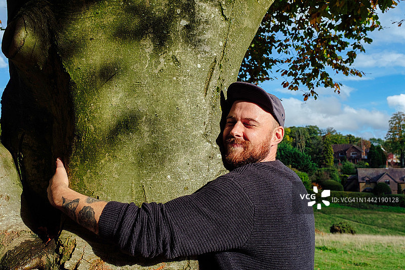 在乡下拥抱树的男人肖像图片素材
