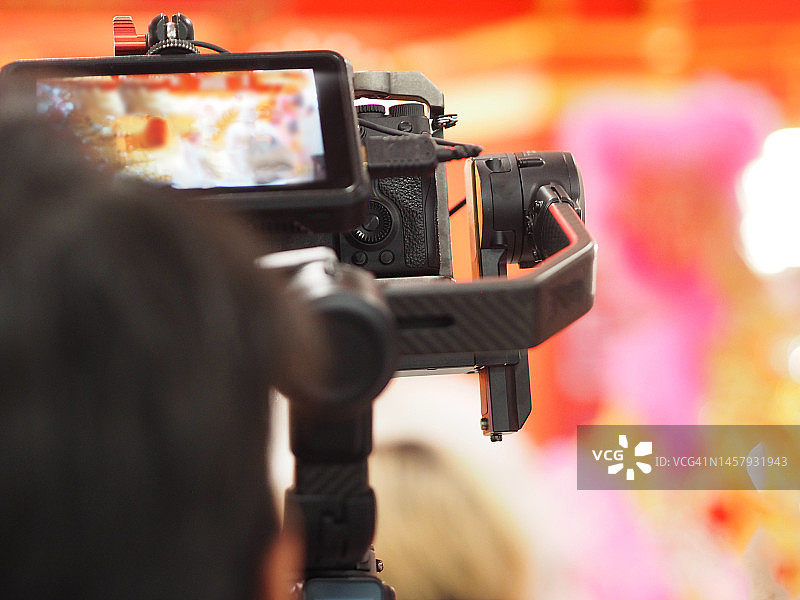 在活动现场摄像机前站立的男人们图片素材