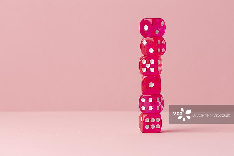 堆叠在粉色背景上的粉色骰子，罗马尼亚图片素材
