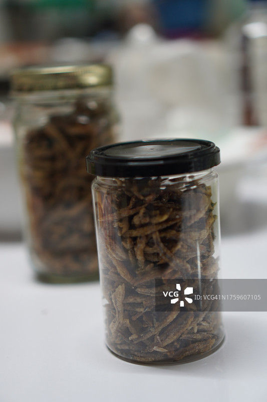 透明塑料盒中的香脆炸鱼图片素材