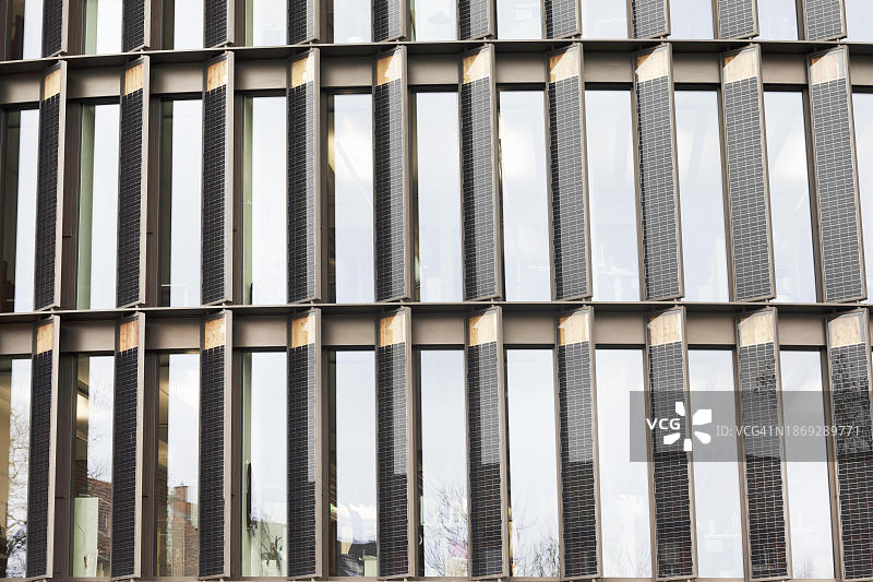 德国弗莱堡斯图林格带光伏组件的市政厅图片素材