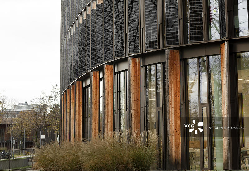 德国弗莱堡斯图林格带光伏组件的市政厅图片素材