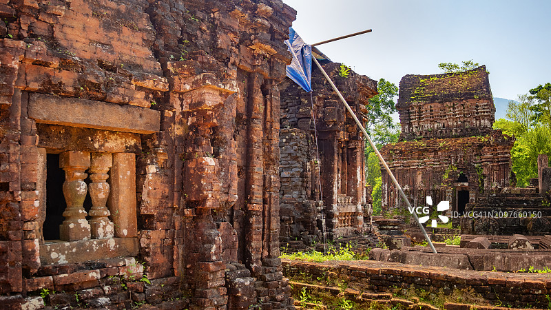 越南中部广南省，联合国教科文组织世界遗产“美山圣地神庙”(mSơn)，三所占族印度教寺庙的广角照片，左图为一扇被建筑柱封闭的小窗户。图片素材