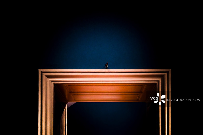 深色背景上的金色相框抽象图像图片素材