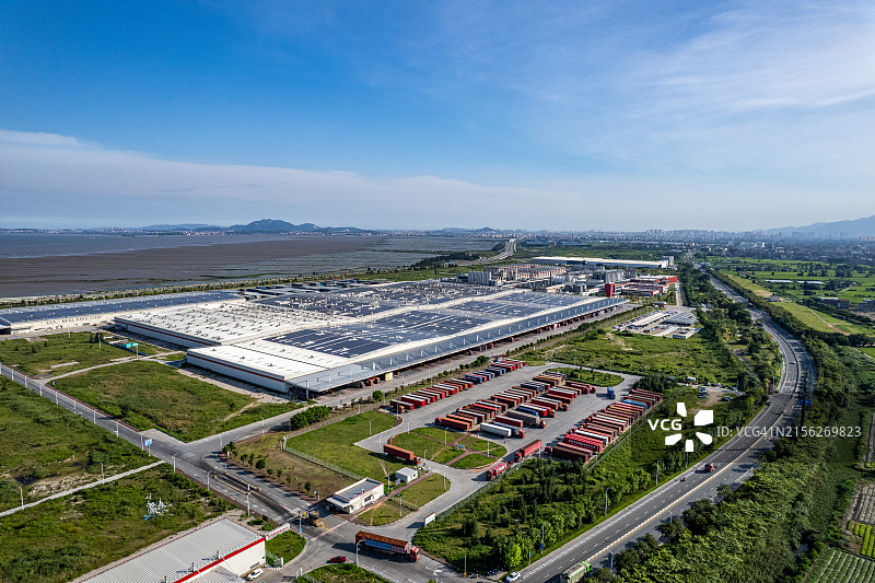 鸟瞰安装太阳能发电的啤酒厂图片素材