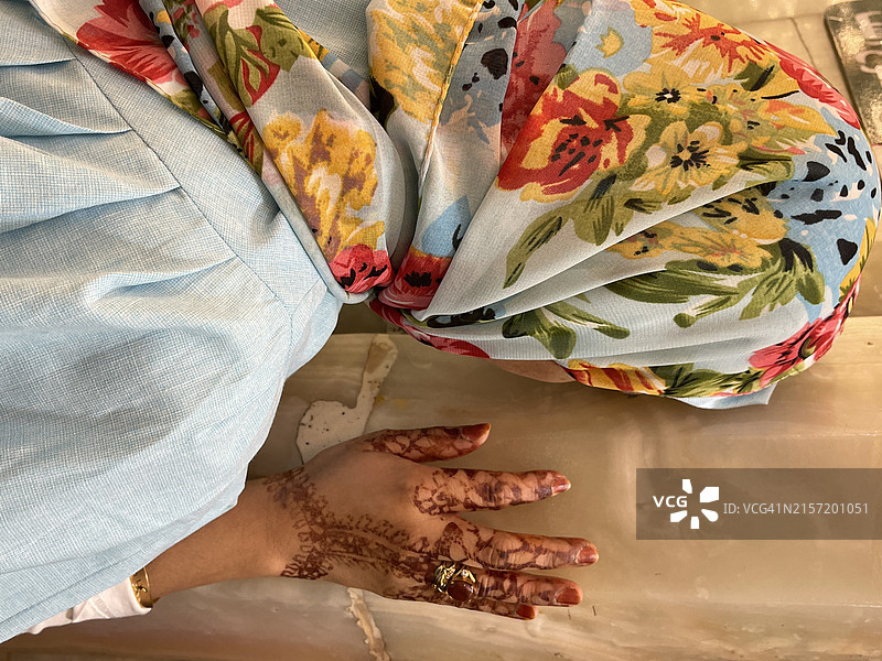 穆斯林妇女在伊拉克纳杰夫的伊玛目阿里圣地祈祷（2024年5月）图片素材