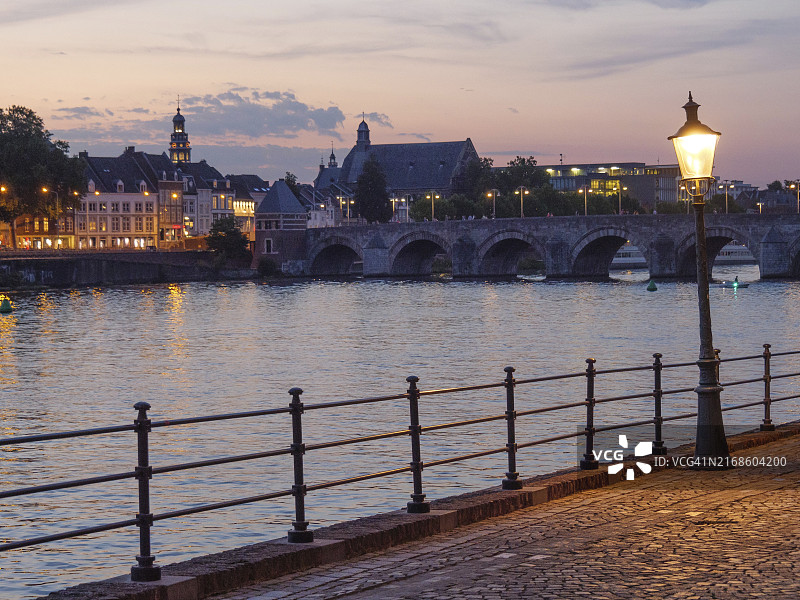 马斯特里赫特夜间河畔长廊与灯笼、桥梁和历史建筑图片素材