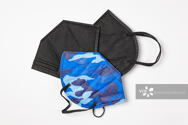 白色背景上的彩色FFP2口罩图片素材