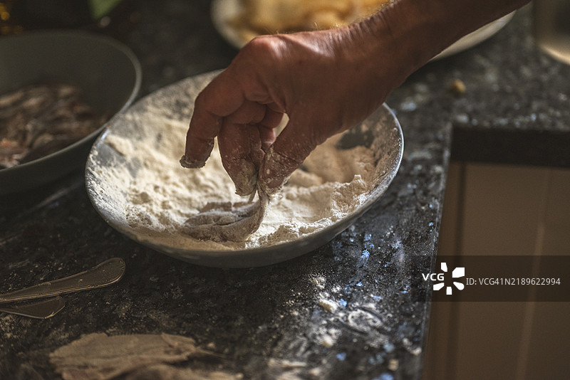 修剪的手在准备食物图片素材