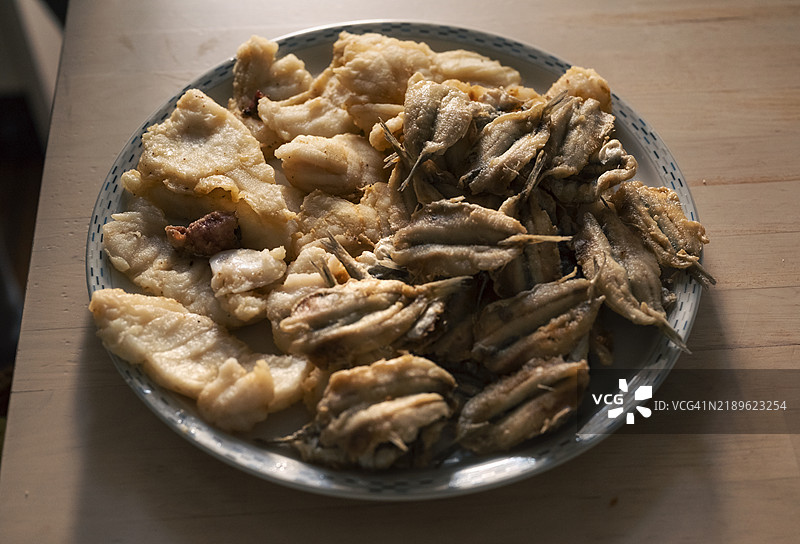 桌子上盘子里的海鲜特写图片素材