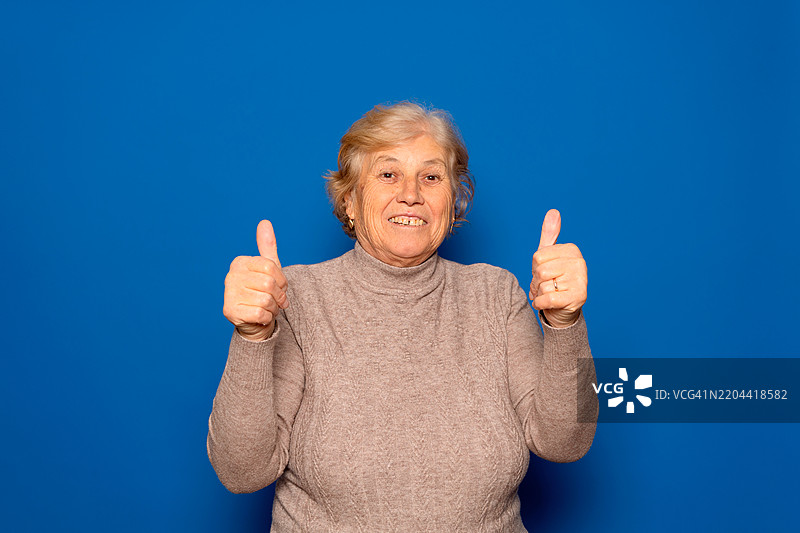 约70岁的白人成熟的女性穿着深米色毛衣图片素材