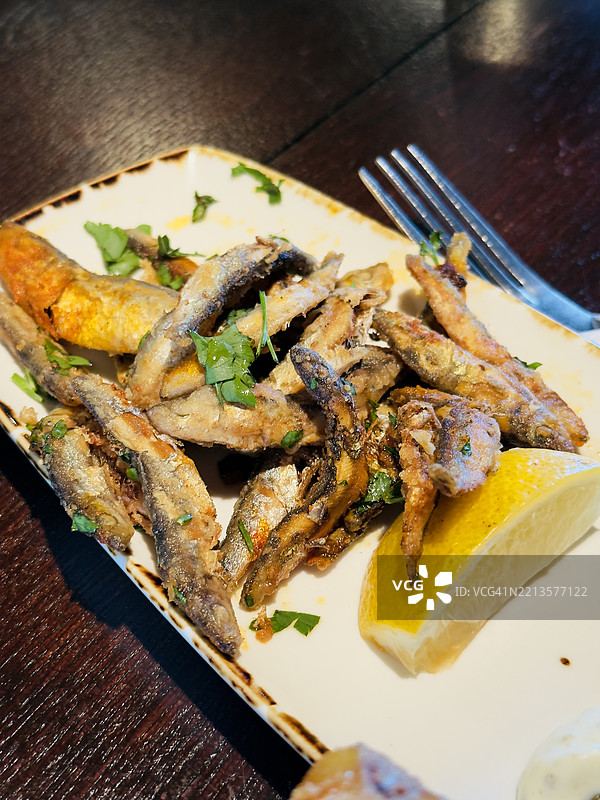 一盘炸小鱼图片素材