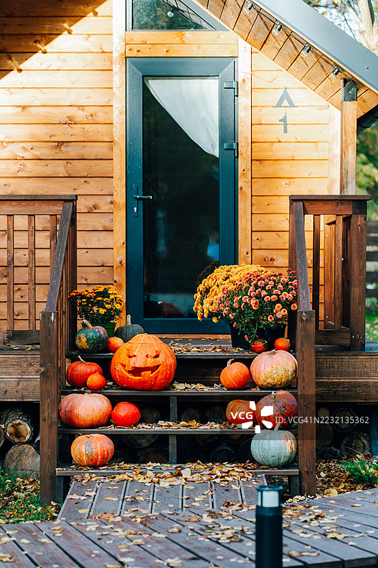 南瓜和杰克灯笼装饰着木屋，庆祝万圣节图片素材