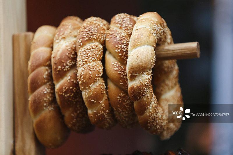 新鲜出炉的全麦贝果，上面撒有芝麻，在户外农贸市场出售图片素材