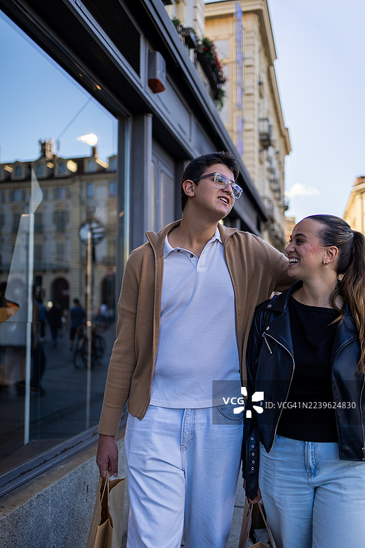 少年们在城市里逛街购物。图片素材