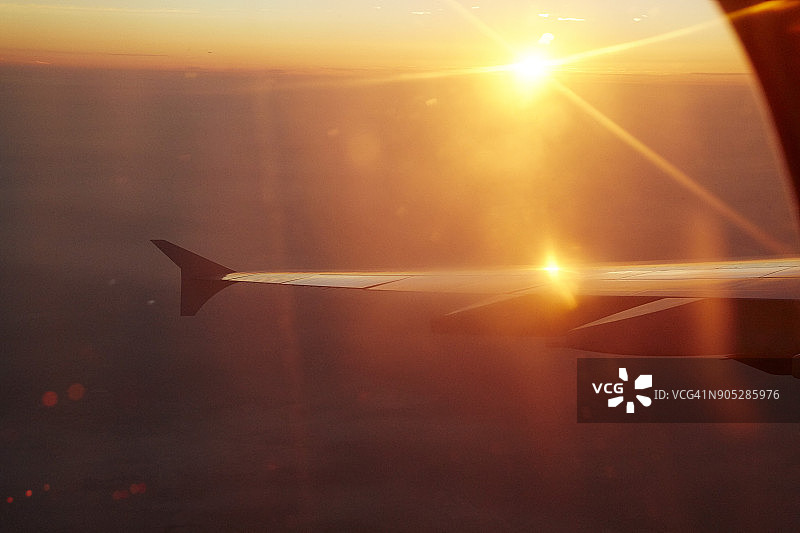 午后阳光照耀在飞机机翼上图片素材