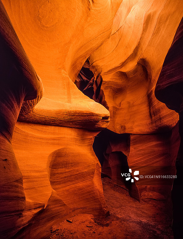 亚利桑那州羚羊峡谷的波浪砂岩图片素材
