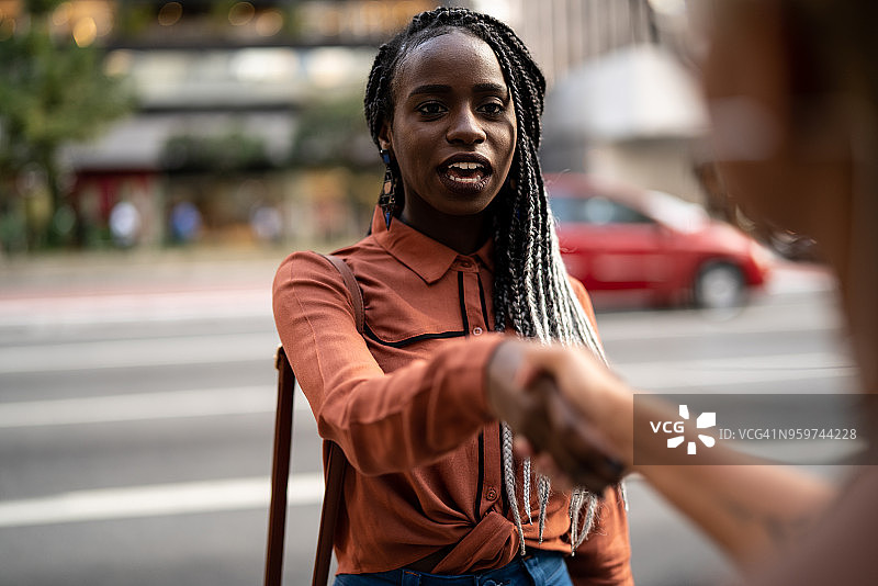 在城市会议中握手的女商人图片素材